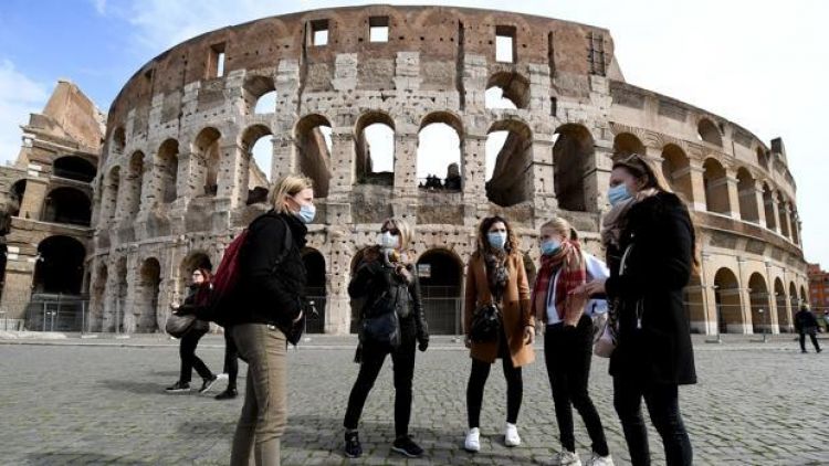 Italia registra 464 muertes en 24 horas y reduce el número de positivos