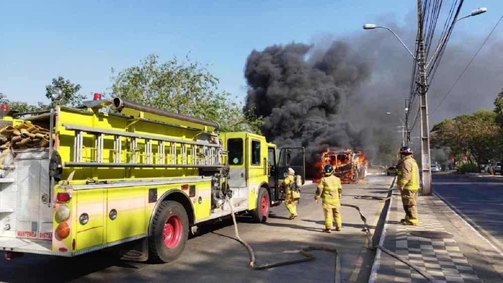 Unidad del transporte público ardió en llamas en Asunción