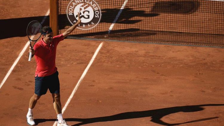 Roger Federer regresa con triunfo a Roland Garros