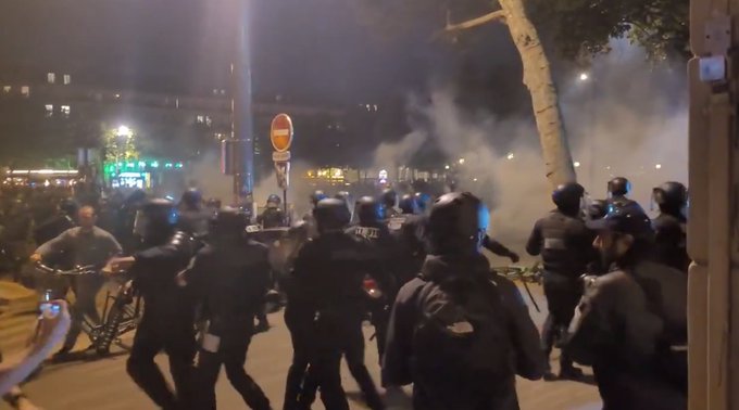 La celebración de la izquierda termina en choque en París