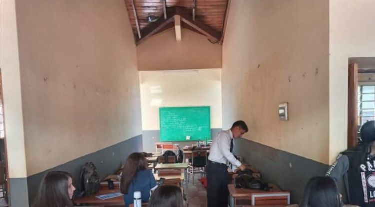 Clausuran aulas por peligro de derrumbe y alumnos, en pasillos