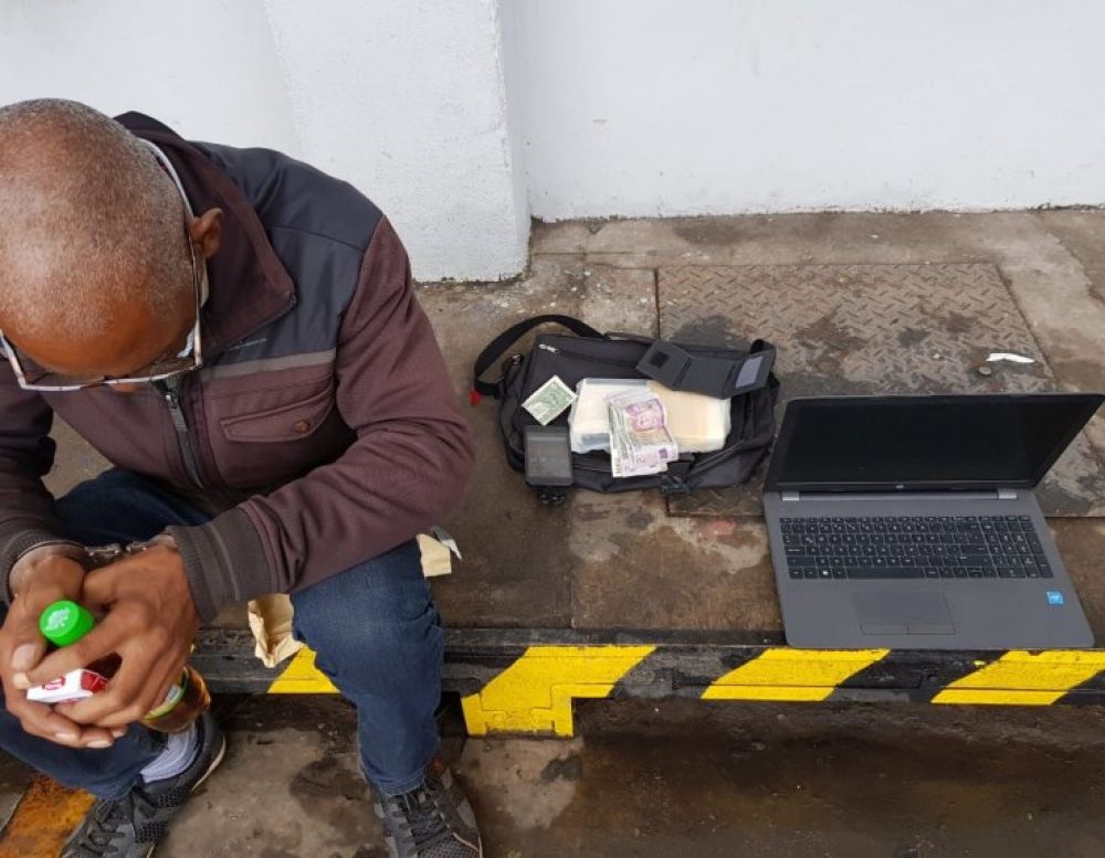 Cae holandés con paquete de supuesta cocaína