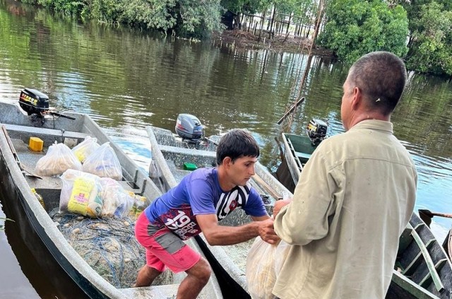 Asisten con alimentos a más de 100 familias afectadas por la crecida del río Paraná en Atinguy