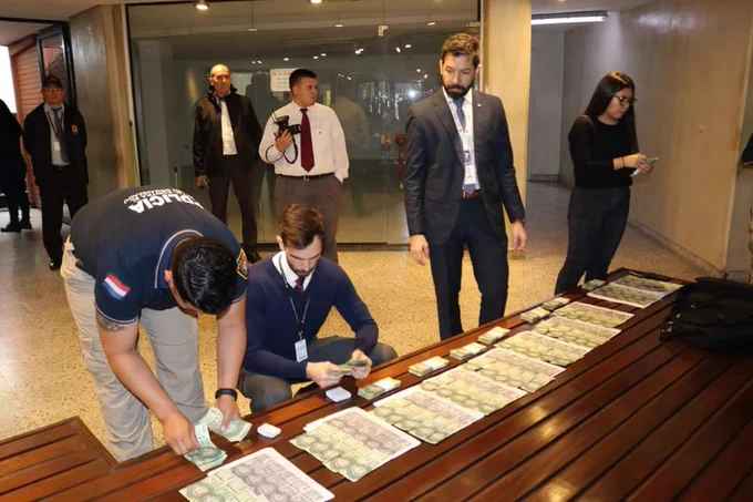 Cuatro detenidos tras entrega vigilada de G. 100 millones en el microcentro