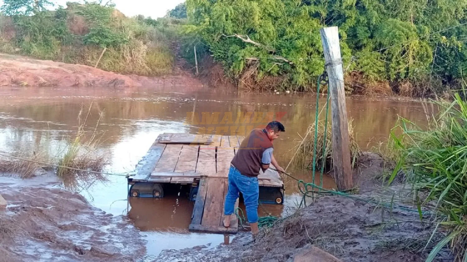 Nativos hallaron el cuerpo sin vida del joven que cayó de una balsa precaria en el río Aquidabán
