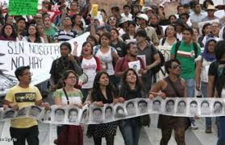 Familias de desaparecidos protestan en el sur de México por Día del Ejército