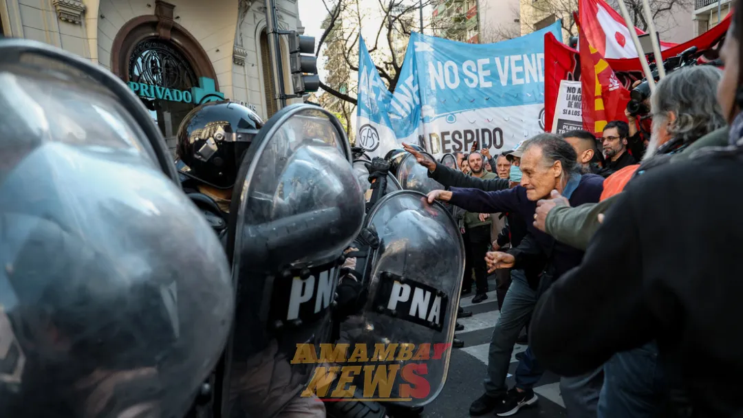 Policía argentina reprime a jubilados en protesta contra el Gobierno de Milei