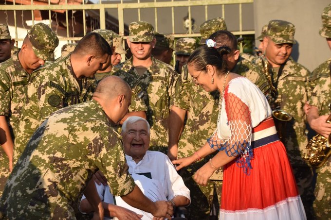 Ejército paraguayo agasajó a héroe de la guerra del Chaco en su cumpleaños número 108