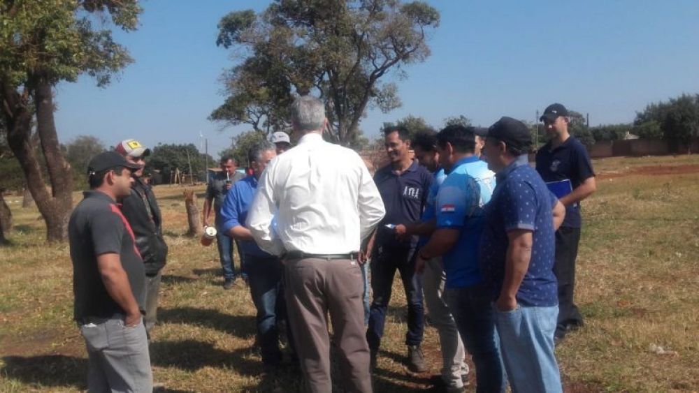 Intendente entregó terreno a electricistas de Pedro Juan Caballero