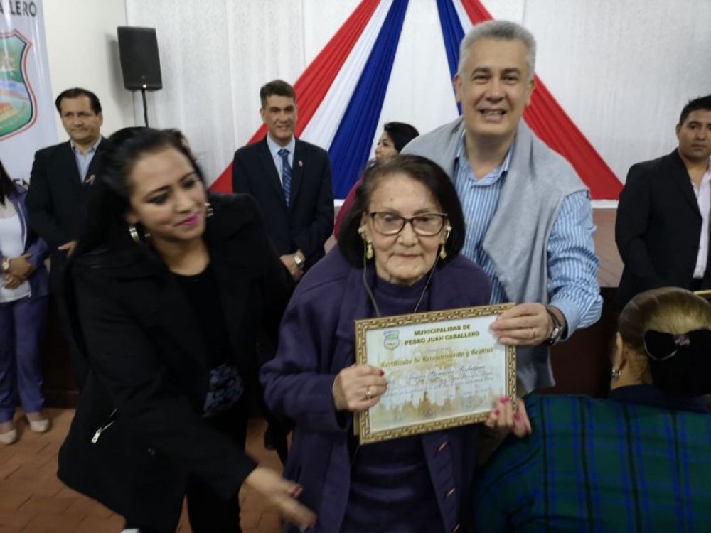 Homenaje a destacados docentes en Amambay