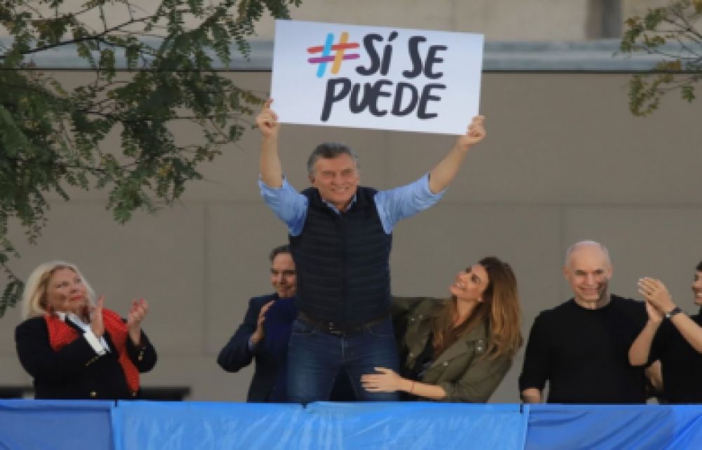 Macri inicia su campaña con una multitudinaria movilización