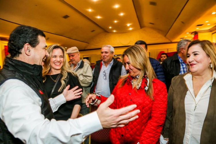 Por primera vez esposa de Velázquez lo acompaña en acto partidario tras renunciar a la Fiscalía