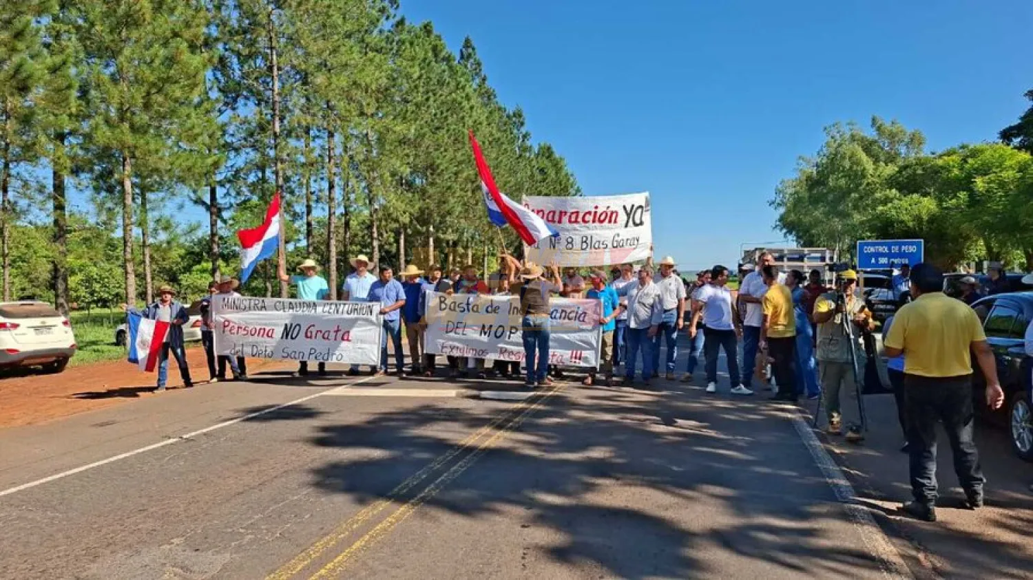 Pobladores se movilizan y exigen reparación urgente de ruta PY08