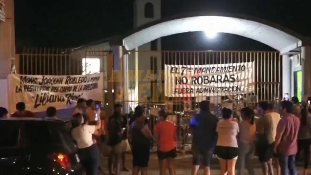 Padres toman colegio en J. Augusto Saldívar y exigen restitución de directora