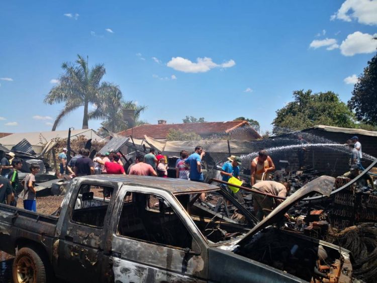 Incendio consume cinco toneladas de granos de soja, insumos y máquinas