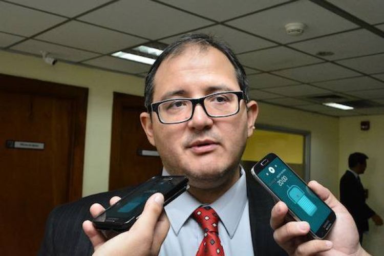 “Poner banderas y flechitas en un Power Point no es indicar la ruta del dinero”, dice abogado de Cartes