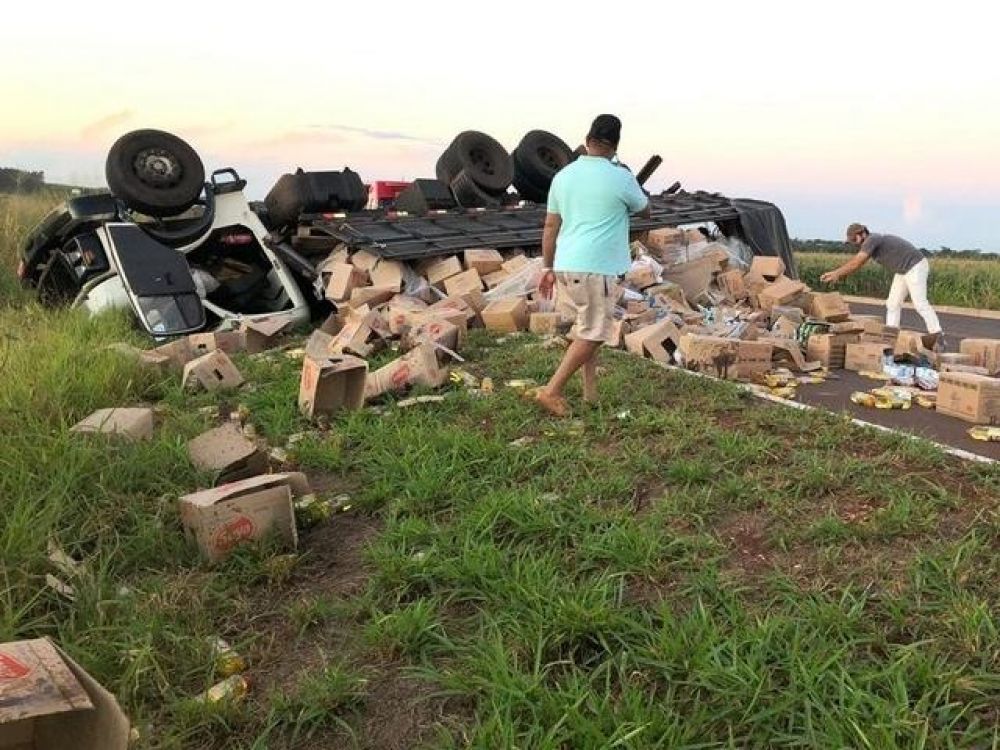Caminhoneiro morre arremessado de veículo em Maracaju