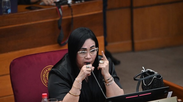 Juez Gustavo Villalba rechaza denuncia de senadora por imitación humorística