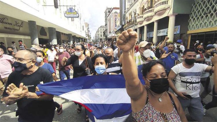 Cuba es sacudida por protestas inéditas en contra del Gobierno