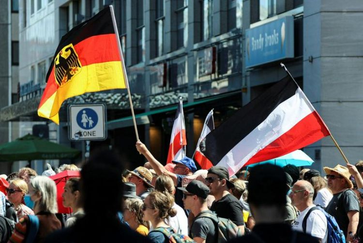 Miles de personas protestan en Berlín contra las restricciones por el coronavirus