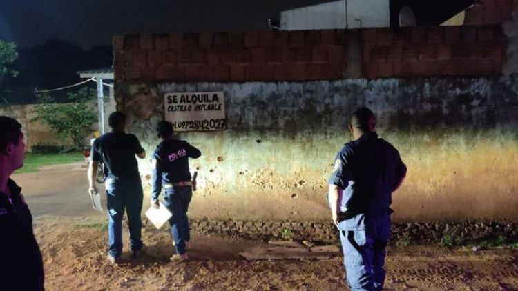 Desconocidos rocían a tiros muralla de una vivienda en Pedro Juan Caballero