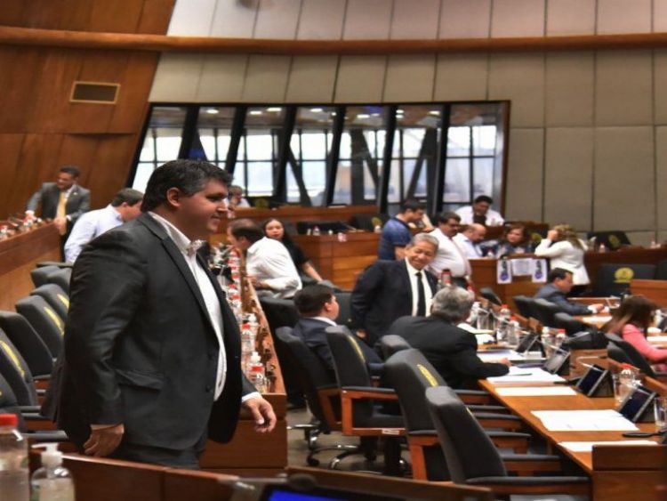 Se rehúsan a cortar viajes y gastaron millones en viáticos