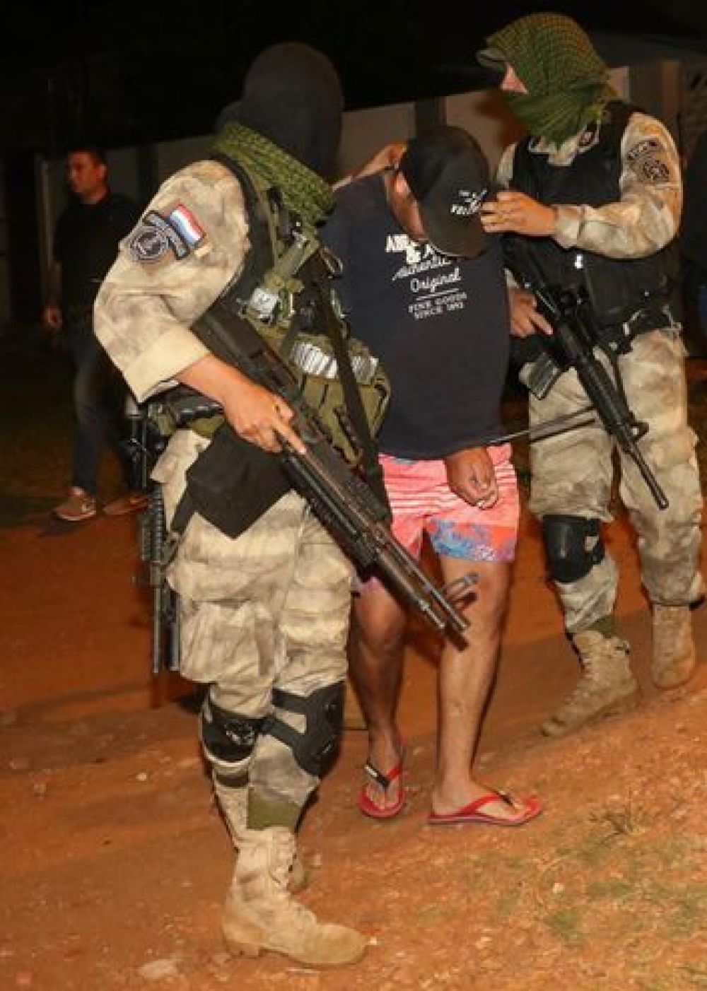 Policías realizan allanamientos en barrios de la ciudad