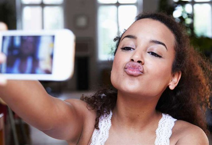 Qué es el mewing que cientos de miles de personas practican para sus selfies