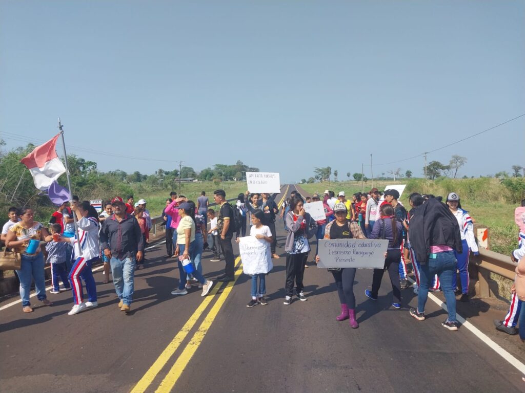 Padres, docentes y alumnos de una escuela rural  de Yby Yaú cierran ruta
