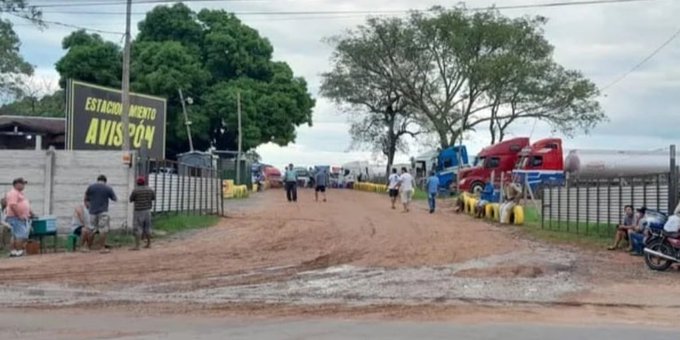 Camioneros bolivianos se emborrachan y ponen música a todo volumen, denuncian vecinos