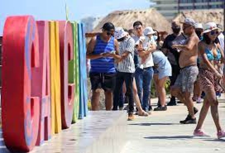 Salud monitorea a estudiantes que volvieron de Cancún ante sospecha de la variante ómicron