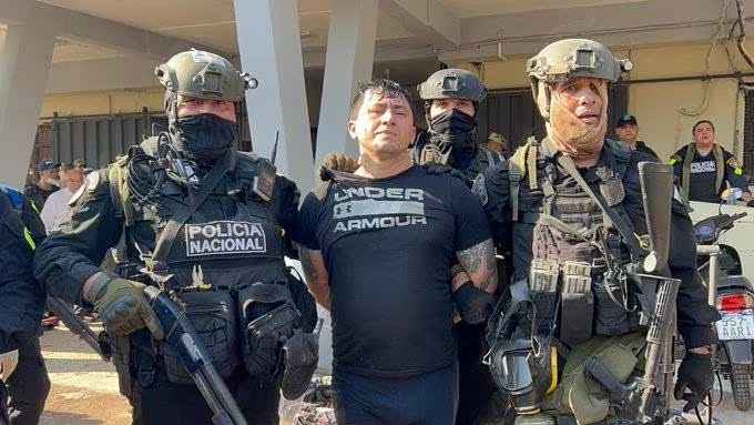 Encerrado solo en una celda 22 horas al día, controlado 24/7, así vive Rotela