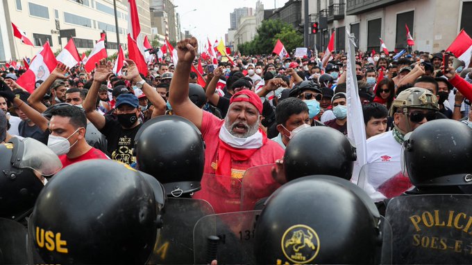 Perú vivió la jornada de protestas más violenta desde el inicio de la crisis política