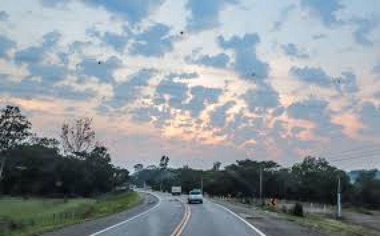 Meteorología prevé un martes caluroso y nublado