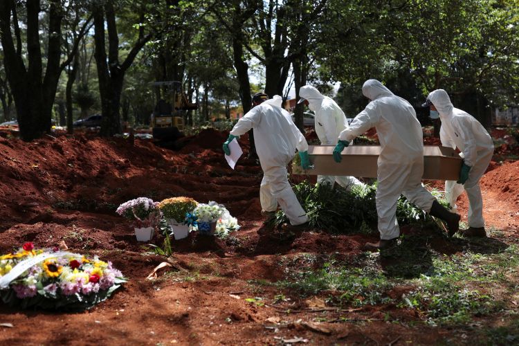 Latinoamérica supera los 100.000 muertos por COVID y la OMS pide más alerta