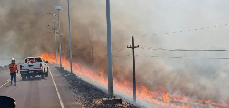 Incendio de gran magnitud en zona de represa de Yacyretá