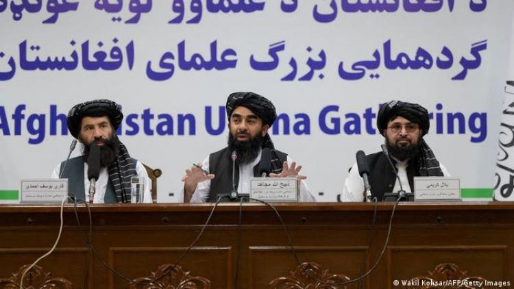 Líder talibán reaparece en encuentro de religiosos en Kabul