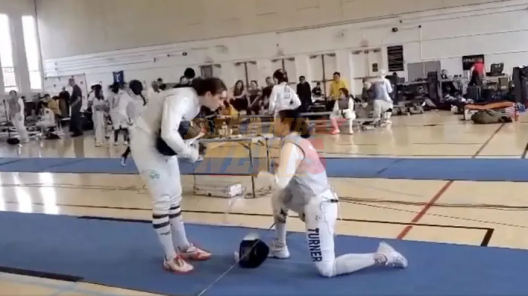Atleta de esgrima que se arrodilló y se negó a enfrentarse a una rival transgénero, explica su decisión