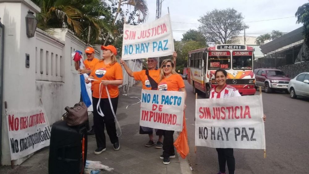 Consejo sesiona en medio de escraches