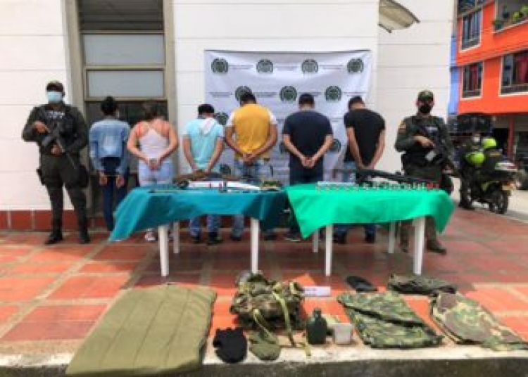 Desmovilizados pero no desarmados: paramilitares en Colombia siguen extorsionando