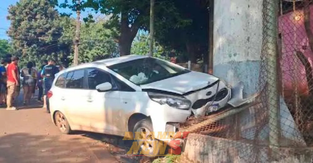 Conductor abandona su vehículo tras chocar a dos niños