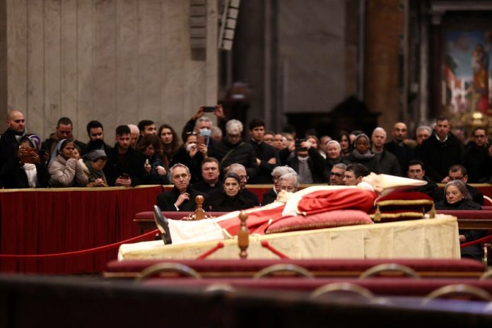Una multitud despide a Benedicto XVI en la Basílica de San Pedro