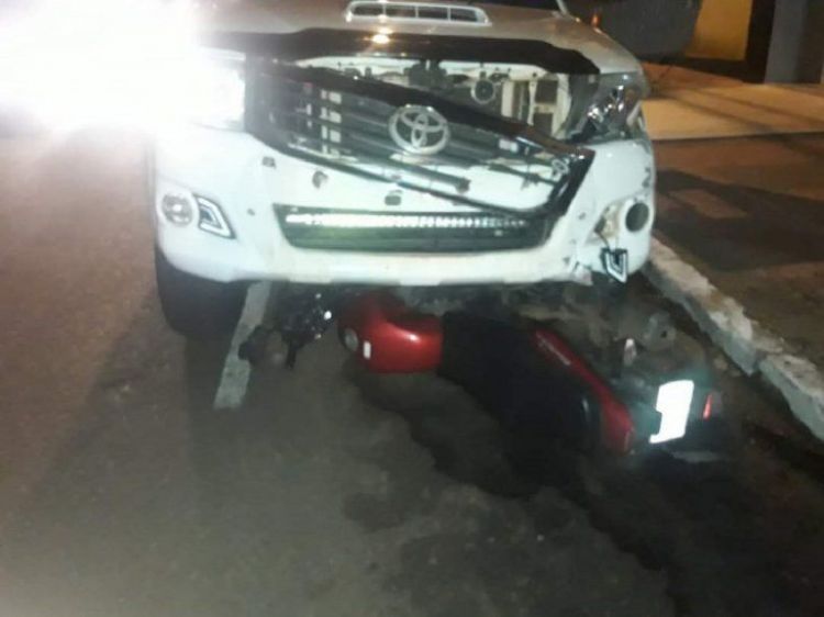 Conductor de camioneta choca a motociclista y arrastra por 4 cuadras el biciclo