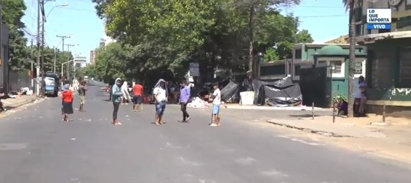 Con palos y piedras, indígenas amenazan a conductores sobre avenida de Asunción
