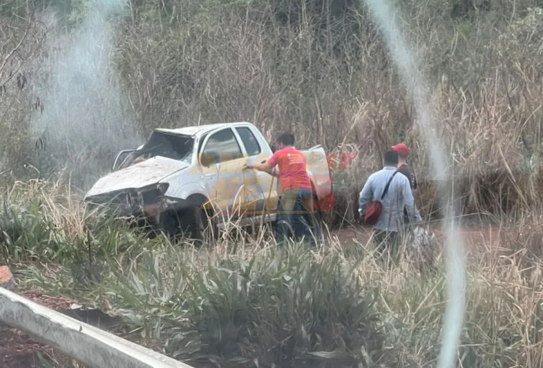 Neumático revienta y camioneta se sale de la carretera en Ponta Porã