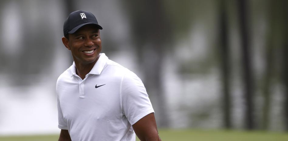 Tiger Woods vuelve a pisar un campo de prácticas