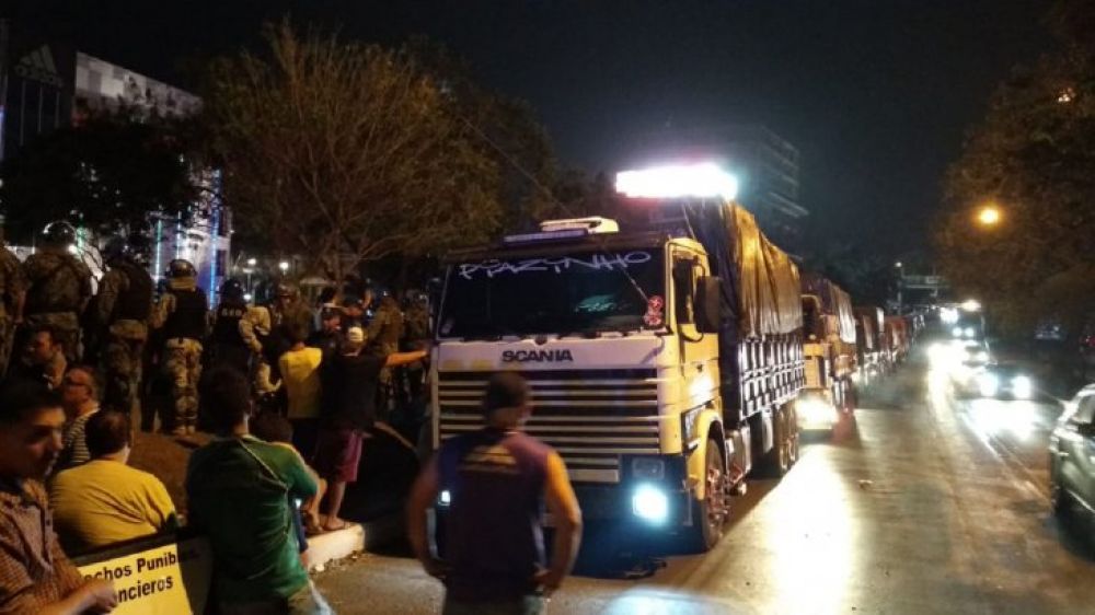 CDE: Paseros retienen camiones con supuesto contrabando