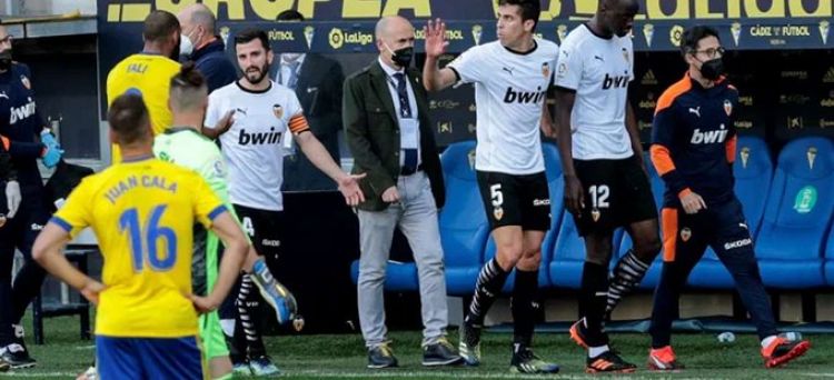 Jugadores del Valencia abandonan la cancha en Cádiz al denunciar insultos racistas