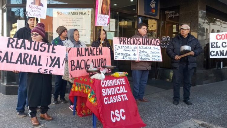 Con un «almacén Bacigalupo», sindicalistas calificaron de burla el 11% de reajuste del salario mínimo