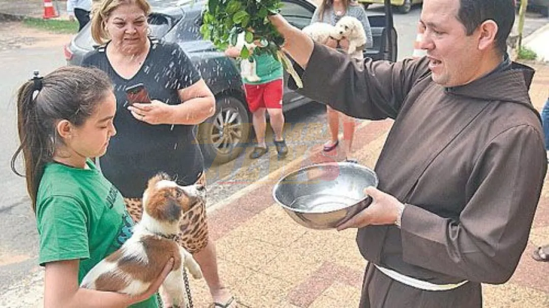 Un loro de 40 años y otras mascotas reciben la tradicional bendición en honor a San Francisco